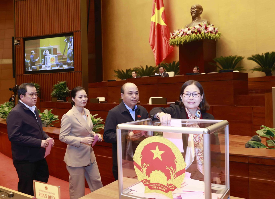 Đại biểu bỏ phiếu phê chuẩn đề nghị của Thủ tướng về việc bổ nhiệm Phó Thủ tướng Chính phủ. (Ảnh: Doãn Tấn/TTXVN)