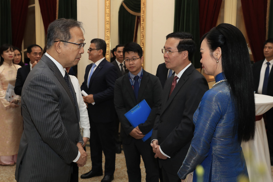 Chủ tịch nước Võ Văn Thưởng và Phu nhân với Đại sứ Nhật Bản tại Việt Nam Yamada Takio dự Chương trình Kỷ niệm. (Ảnh: Lâm Khánh/TTXVN)