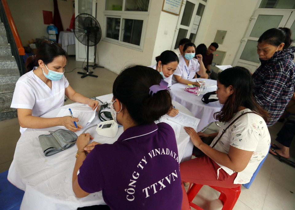 Đến ngày 11/9/2019, đã có hơn 1500 người dân quanh khu vực xảy ra cháy tại nhà xưởng của Công ty CP Bóng đèn Phích nước Rạng Đông (phường Hạ Đình, quận Thanh Xuân, Hà Nội) được khám bệnh miễn phí. (Ảnh: Huy Hùng/TTXVN)