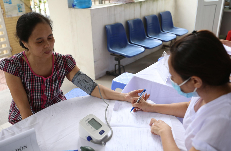 Những bác sĩ được huy động đến khám sàng lọc sức khỏe cho người dân đến từ các bệnh viện hạng I của thành phố như Xanh Pôn, Thanh Nhàn, Đức Giang, Hà Đông. (Ảnh: Huy Hùng/TTXVN)