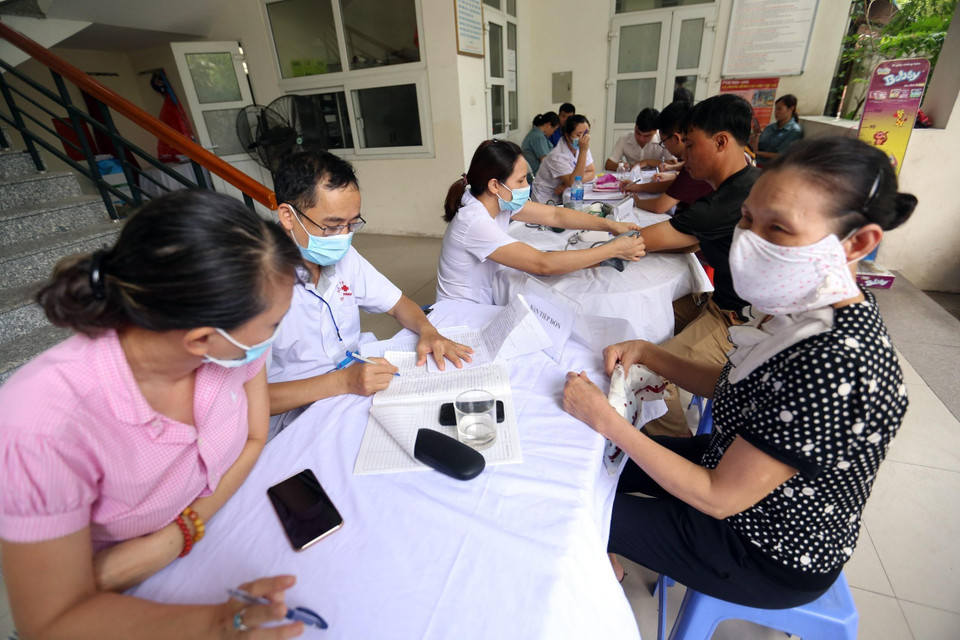 Đến chiều 11/9, có hơn 1.500 người đã đến kiểm tra sức khỏe tại 2 địa điểm do Sở Y tế tố chức. (Ảnh: Huy Hùng/TTXVN)