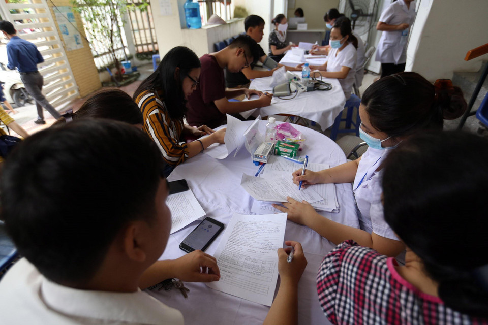 Tại các điểm khám bệnh, người dân được bác sĩ thăm khám, tư vấn sức khỏe, chủ yếu là chẩn đoán bệnh nội khoa liên quan đến đường hô hấp. (Ảnh: Huy Hùng/TTXVN)