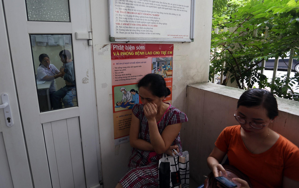 Tại các điểm khám bệnh, người dân được bác sỹ thăm khám, tư vấn sức khỏe, chủ yếu là chẩn đoán bệnh nội khoa liên quan đến đường hô hấp. (Ảnh: Huy Hùng/TTXVN)