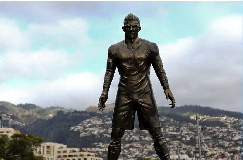 Bức tượng được làm bằng đồng, cao 3,4m. (Nguồn: AP)