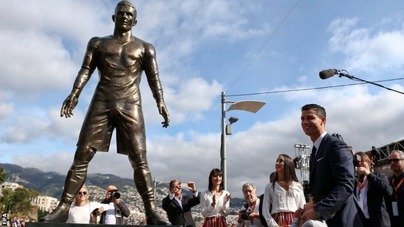 Chân sút này đã tự tay kéo tấm bạt che bức tượng cao 3,4m.