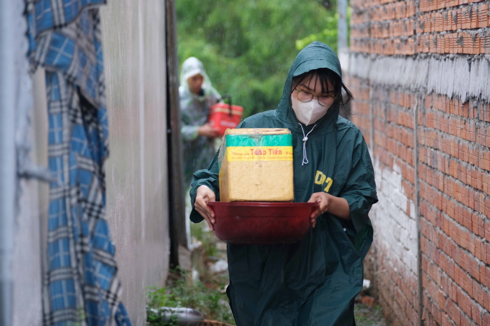 Thực hiện phương châm "4 tại chỗ", nhiều lực lượng của khu vực Bình Yên A và phường Long Hòa, quận Bình Thủy được huy động để hỗ trợ người dân. (Ảnh: Thanh Liêm/TTXVN)