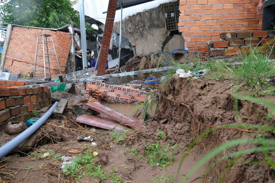 Theo cơ quan chức năng, nguyên nhân sạt lở ban đầu được xác định do đây là đoạn sông cong, nước chảy xiết lâu ngày gây xói mòn; thêm vào đó những cơn mưa đầu mùa đã làm đất nở ra sau thời gian dài nắng nóng dẫn đến sạt lở. (Ảnh: Thanh Liêm/TTXVN)