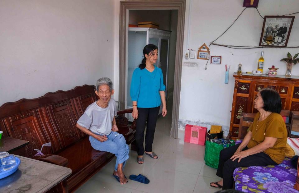 Ông Lê Văn Giáp (93 tuổi, thương binh hạng 2/4) nhà số 823 đường Bùi Hữu Nghĩa chờ người thân đến đón về nơi ở tạm chiều 31/5. Căn nhà của ông Giáp đã bị sụp gần nửa trong vụ sạt lở sáng cùng ngày. (Ảnh: Thanh Liêm/TTXVN)