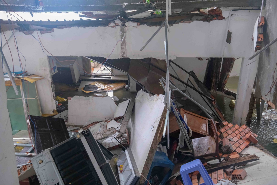 Đống đổ nát còn sót lại của một trong 10 ngôi nhà bị sạt lở.(Ảnh: Thanh Liêm/TTXVN)