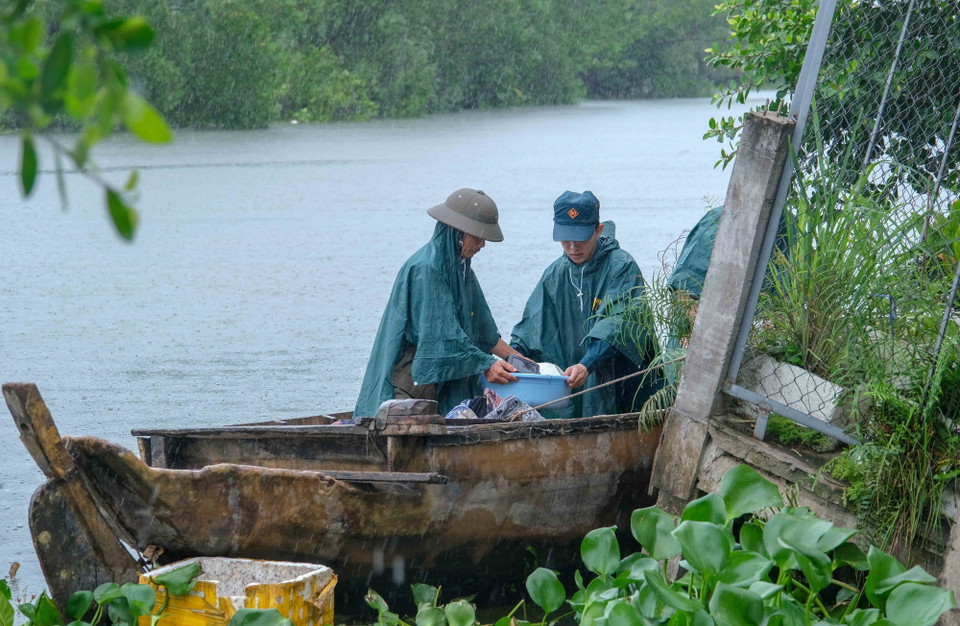 Trời mưa cộng thêm nước sông lên cao khiến việc tìm kiếm, trục vớt tài sản gặp không ít khó khăn. (Ảnh: Thanh Liêm/TTXVN)