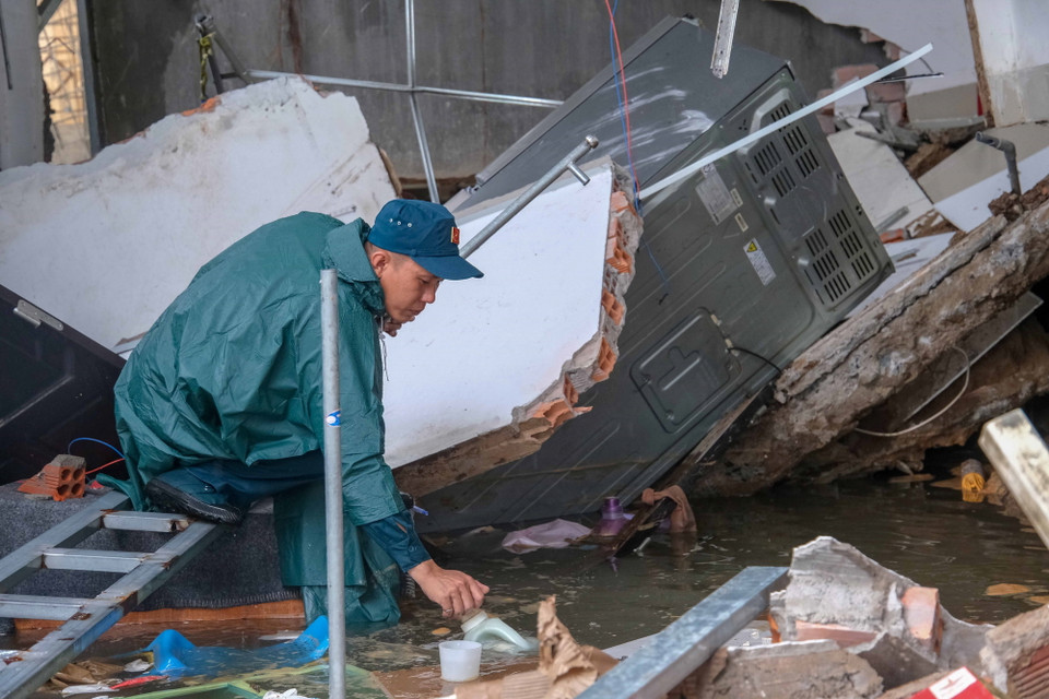 Nhiều đồ đạc, vật dụng của các gia đình bị sạt lở cuốn xuống sông. Trong ngày 31/5, các lực lượng tại chỗ của phường Long Hòa đã hỗ trợ người dân tìm kiếm tài sản. (Ảnh: Thanh Liêm/TTXVN)