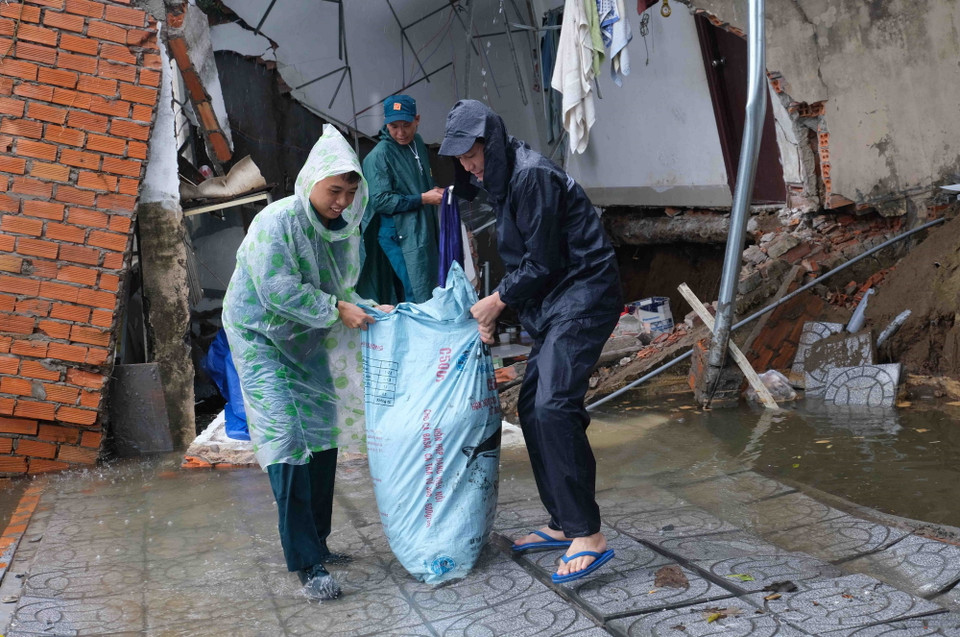 Không nhiều đồ đạc được tìm thấy dưới đống đổ nát sau vụ sạt lở do phần lớn đã bị nhấn chìm xuống sông. (Ảnh: Thanh Liêm/TTXVN)