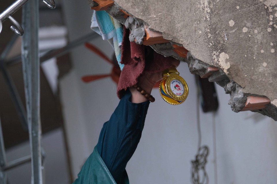 Do sạt lở diễn ra quá nhanh nên nhiều đồ đạc, tài sản của người dân không kịp di dời. (Ảnh: Thanh Liêm/TTXVN)