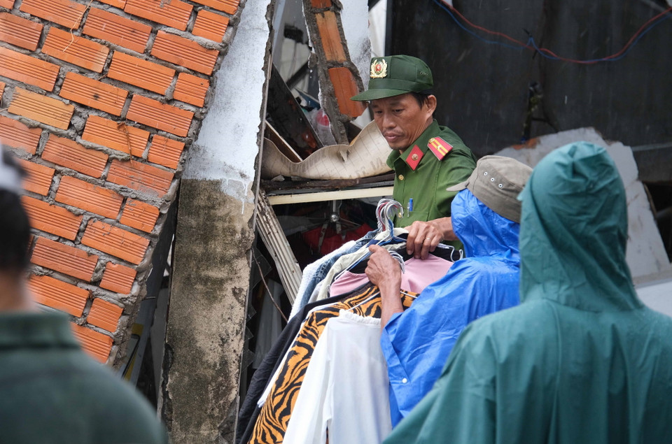 Do sạt lở diễn ra rất nhanh nên nhiều đồ đạc, vật dụng của các hộ dân không kịp di dời. Đến chiều 31/5, lực lượng chức năng vẫn đang hỗ trợ bà con tìm kiếm tài sản. (Ảnh: Thanh Liêm/TTXVN)