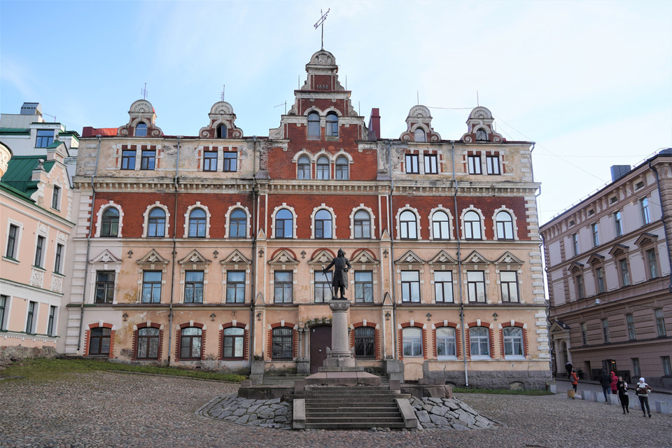 Tòa thị chính cổ, xây dựng từ thế kỷ XVII, nằm trên quảng trường trung tâm của Vyborg được đưa vào danh sách di sản văn hóa. (Ảnh: TTXVN)