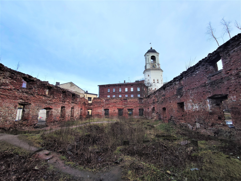 Nhà thờ chính (Cathedral) xây dựng vào thế kỷ 15, hiện chỉ còn là đống đổ nát bên cạnh Tháp Đồng hồ. Nhà thờ từng hoạt động như nhà thờ Thiên chúa giáo, Chính thống và Luther. (Ảnh: TTXVN)