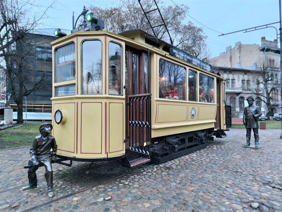 Toa xe điện màu vàng trên Quảng trường Teatralnaya, cũng như các tác phẩm điêu khắc lái tàu và em bé trốn vé để tôn vinh kỷ nguyên xe điện của thành phố, kéo dài 45 năm. (Ảnh: TTXVN)