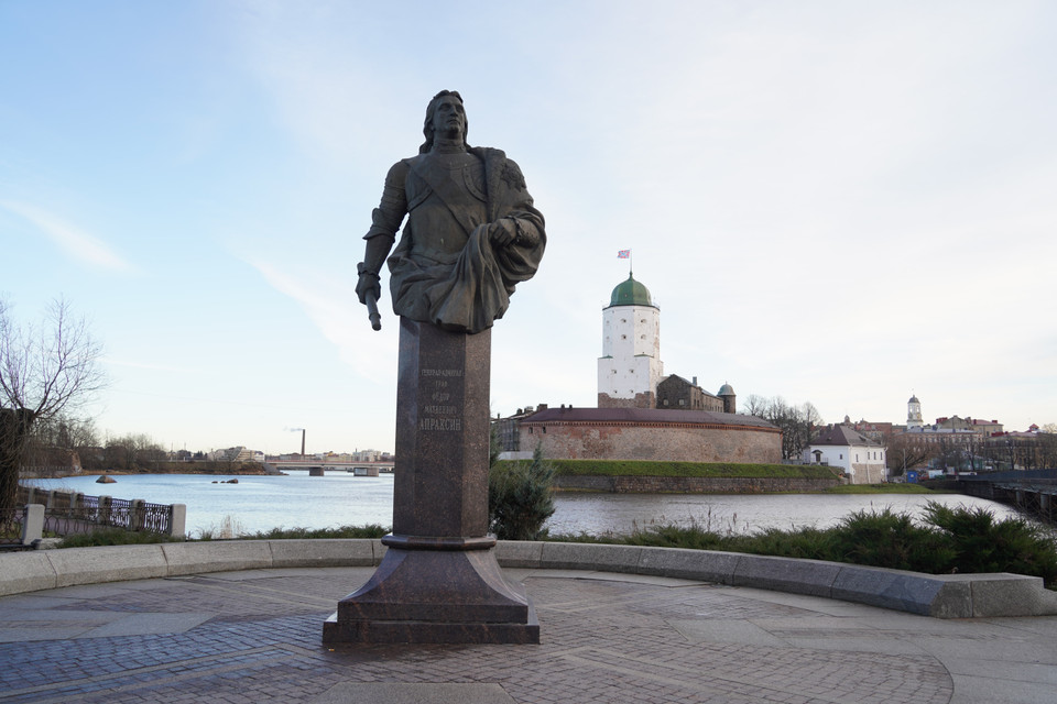 Tượng đài Đô đốc-Đại tướng Fyodor Apraksin (1661-1728) trên Quảng trường Petrovskaya. (Ảnh: TTXVN)