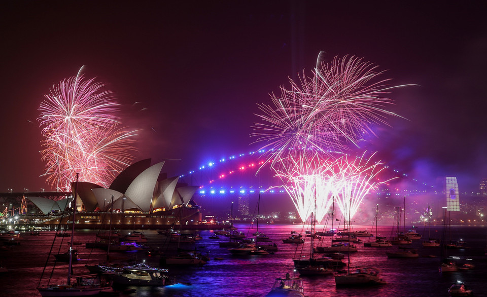  Cầu cảng Sydney trở nên rực rỡ khi hơn 100.000 quả pháo hoa được bắn lên bầu trời trong thời gian 12 phút. Ảnh: AFP/TTXVN)