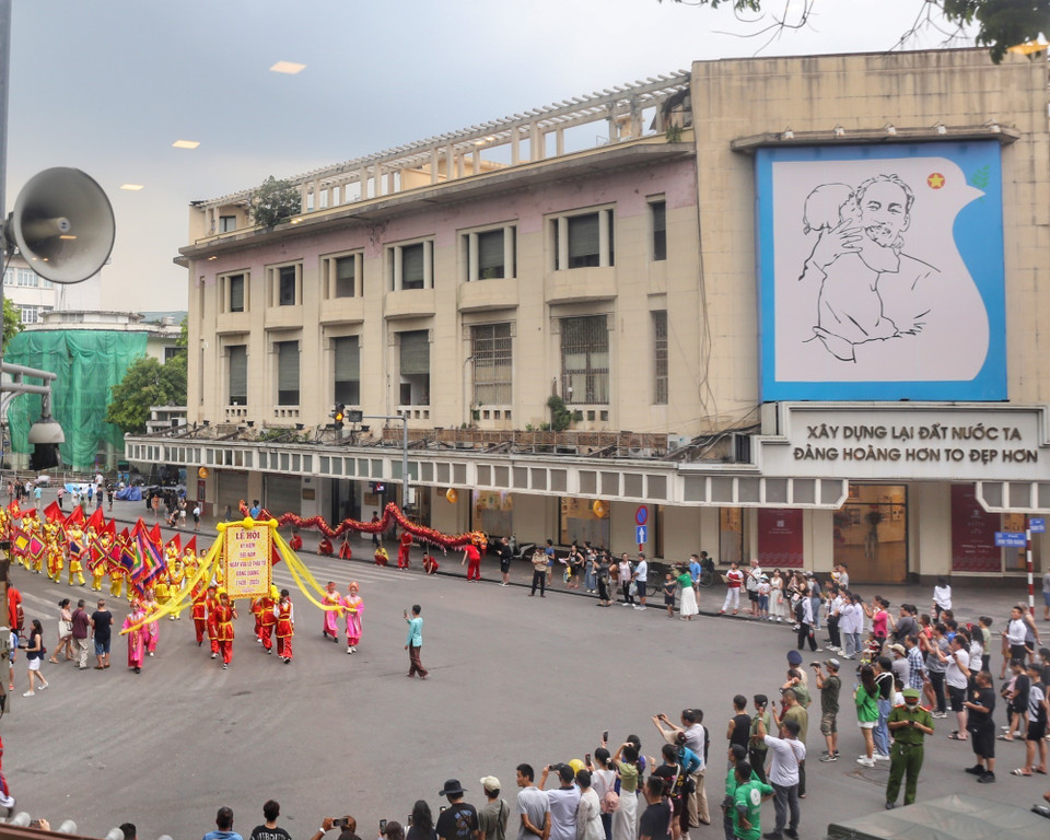 Đoàn rước kiệu trên phố Đinh Tiên Hoàng (Hà Nội). (Ảnh: Tuấn Đức/TTXVN)