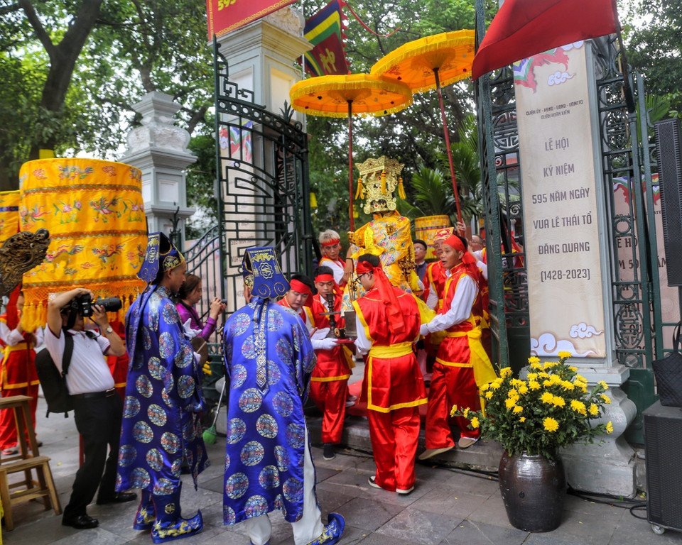 Nghi thức cung rước Vua Lê Thái Tổ. (Ảnh: Tuấn Đức/TTXVN)