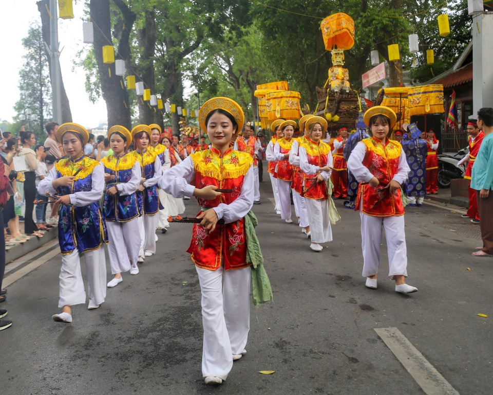Đoàn rước kiệu trên phố Lê Thái Tổ (Hà Nội). (Ảnh: Tuấn Đức/TTXVN)