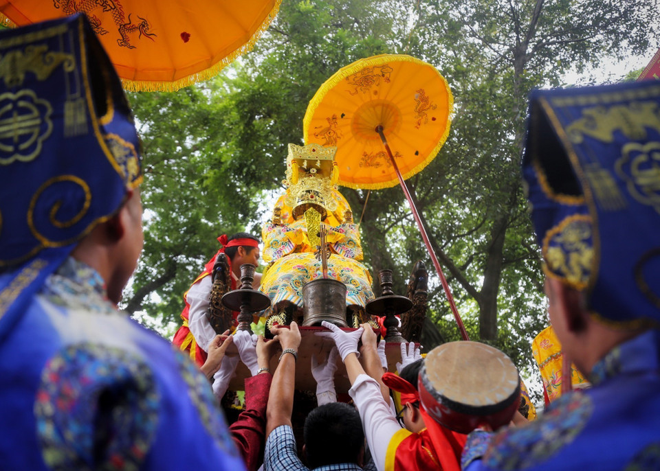 Nghi thức cung rước Vua Lê Thái Tổ. (Ảnh: Tuấn Đức/TTXVN)