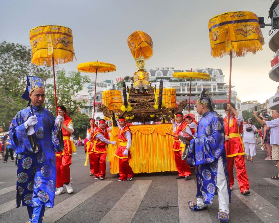 Đoàn rước kiệu trên phố Đinh Tiên Hoàng (Hà Nội). (Ảnh: Tuấn Đức/TTXVN)