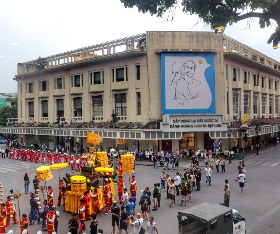 Đoàn rước kiệu trên phố Đinh Tiên Hoàng. (Ảnh: Tuấn Đức/TTXVN)