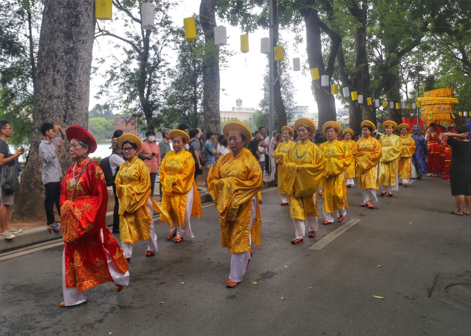 Đoàn rước kiệu trên phố Lê Thái Tổ (Hà Nội). (Ảnh: Tuấn Đức/TTXVN)