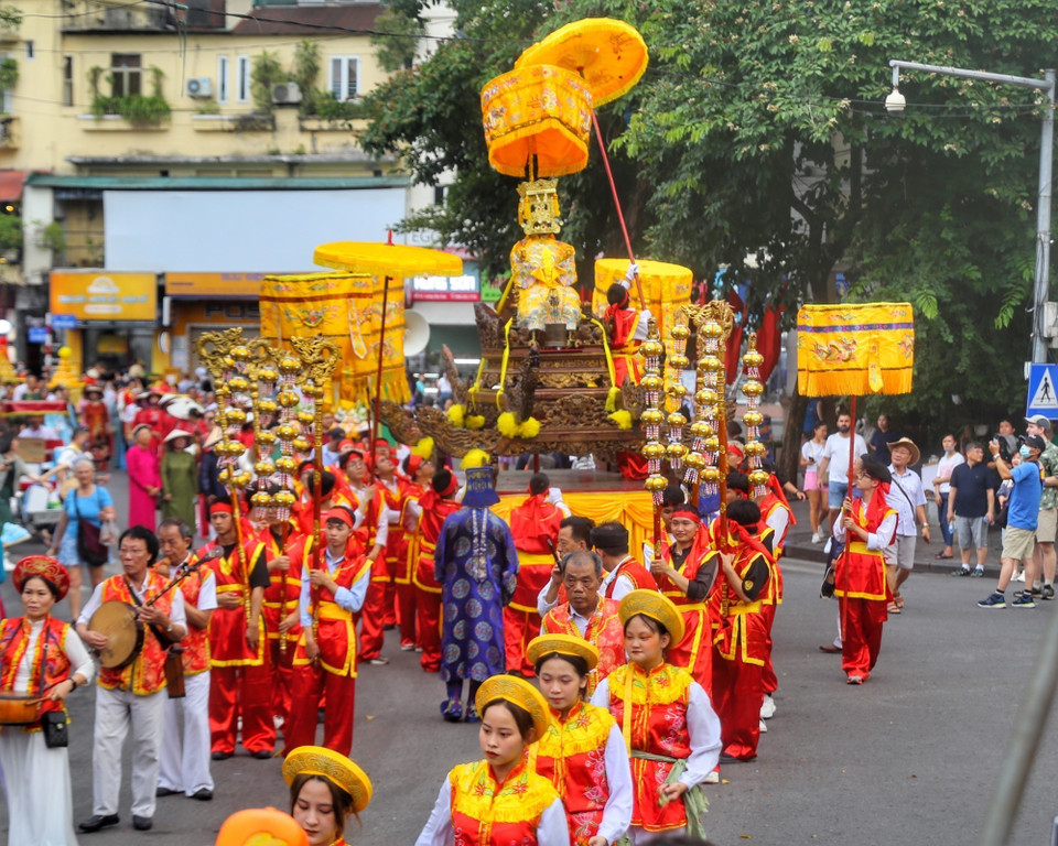 Đoàn rước kiệu trên phố Lê Thái Tổ. (Ảnh: Tuấn Đức/TTXVN)