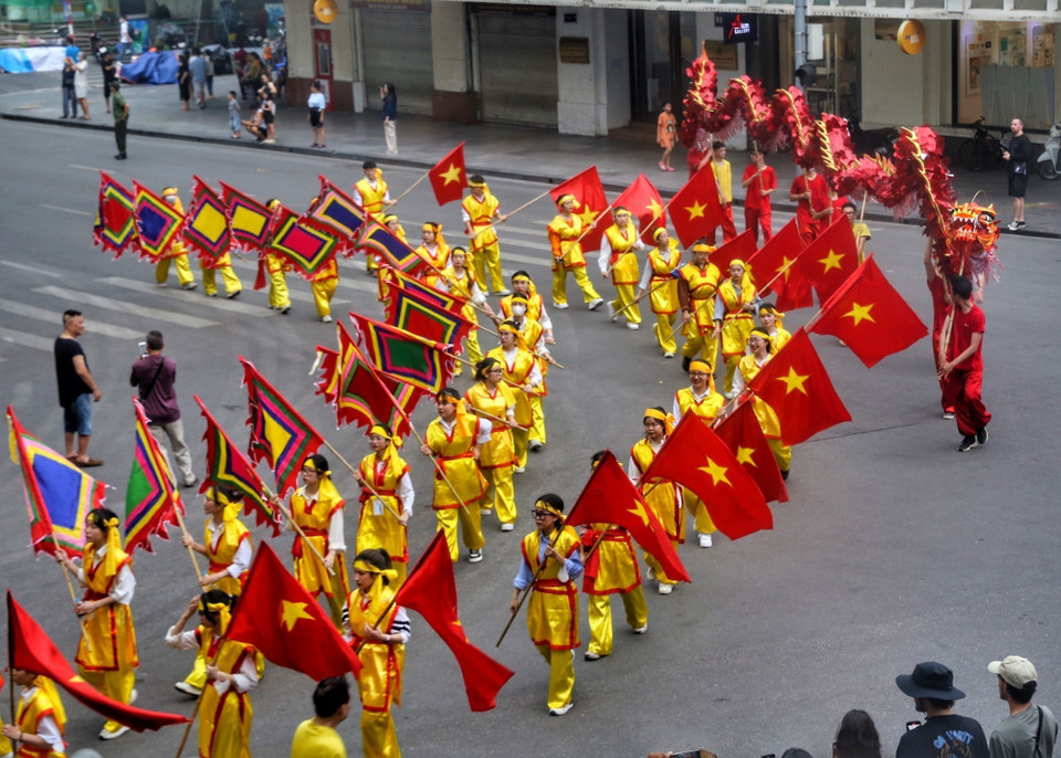 Đoàn rước kiệu trên phố Đinh Tiên Hoàng (Hà Nội). (Ảnh: Tuấn Đức/TTXVN)