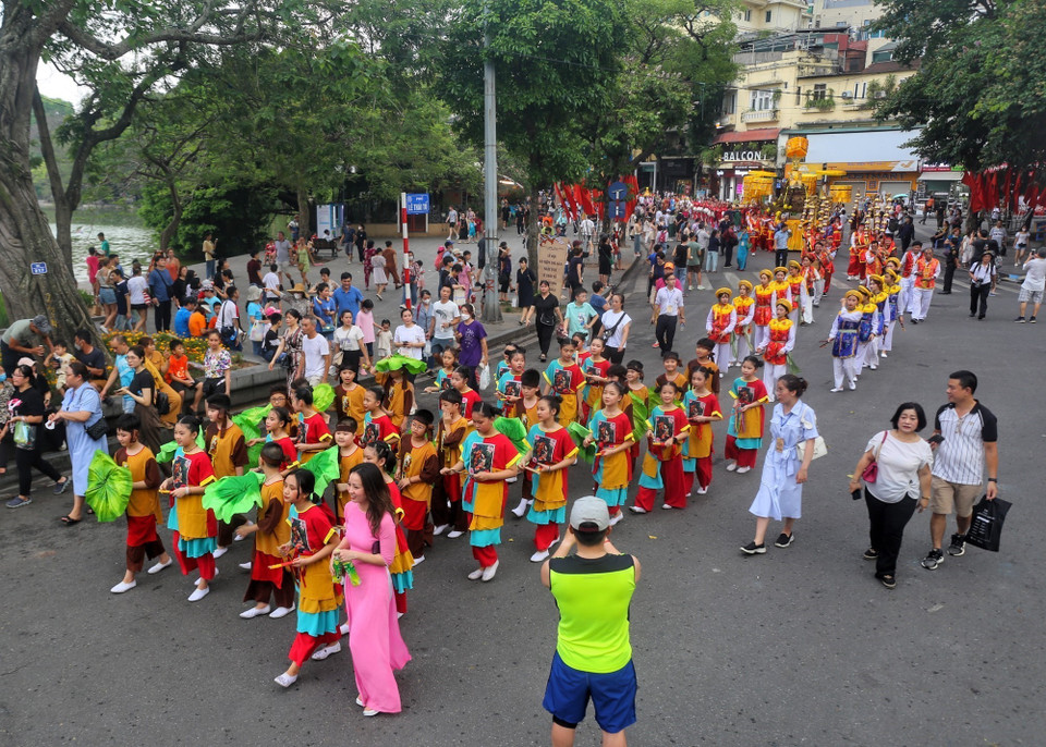Đoàn rước kiệu quanh Hồ Hoàn Kiếm. (Ảnh: Tuấn Đức/TTXVN)
