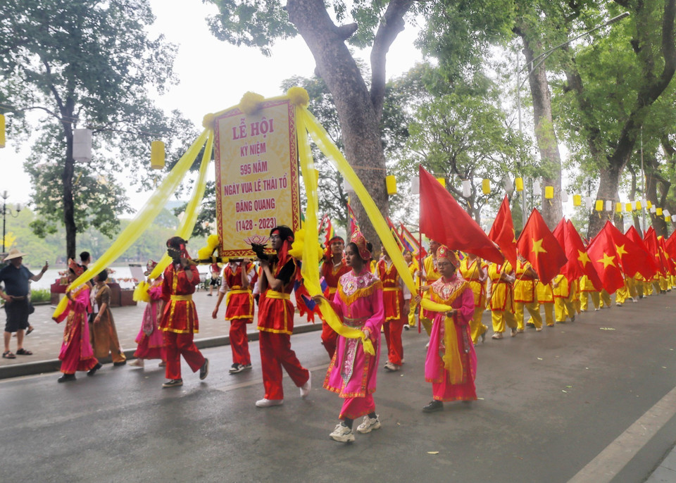 Đoàn rước kiệu trên phố Lê Thái Tổ (Hà Nội). (Ảnh: Tuấn Đức/TTXVN)