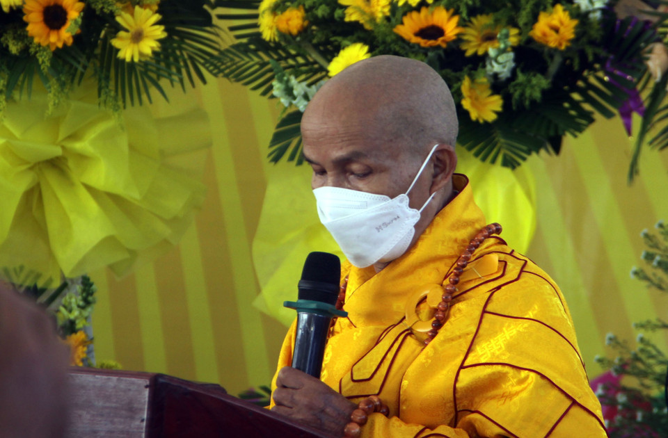 Hòa thượng Thích Hạnh Nhẫn - Trưởng Ban Trị sự giáo hội Phật giáo Việt Nam thành phố Hội An, Trụ trì chùa Minh Giác, Trưởng Ban tổ chức lễ tưởng niệm, cầu siêu các nạn nhân vụ chìm canô phát biểu tại lễ tưởng niệm. (Ảnh: Trịnh Bang Nhiệm/TTXVN)