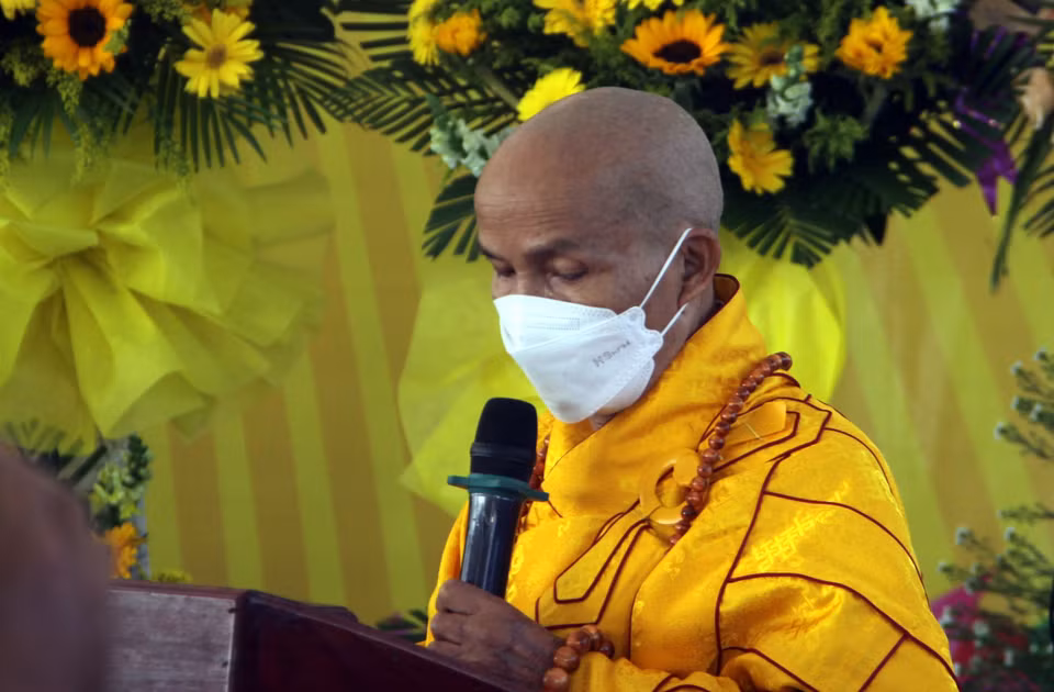 Hòa thượng Thích Hạnh Nhẫn - Trưởng Ban Trị sự giáo hội Phật giáo Việt Nam thành phố Hội An, Trụ trì chùa Minh Giác, Trưởng Ban tổ chức lễ tưởng niệm, cầu siêu các nạn nhân vụ chìm canô phát biểu tại lễ tưởng niệm. (Ảnh: Trịnh Bang Nhiệm/TTXVN)