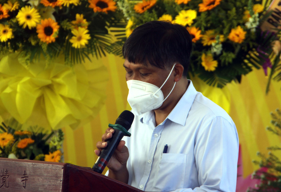 Ông Trần Tấn Dũng - Chủ tịch Ủy ban Mặt trận Tổ quốc Việt Nam thành phố Hội An, tỉnh Quảng Nam phát biểu tại lễ tưởng niệm, cầu siêu cho các nạn nhân vụ chìm canô. (Ảnh: Trịnh Bang Nhiệm/TTXVN)