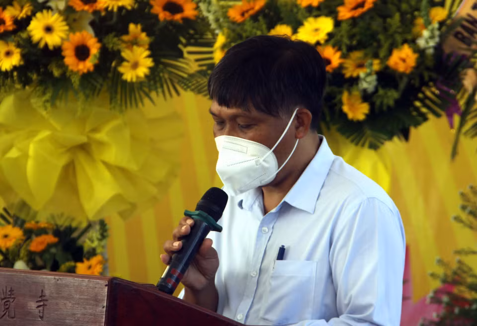 Ông Trần Tấn Dũng - Chủ tịch Ủy ban Mặt trận Tổ quốc Việt Nam thành phố Hội An, tỉnh Quảng Nam phát biểu tại lễ tưởng niệm, cầu siêu cho các nạn nhân vụ chìm canô. (Ảnh: Trịnh Bang Nhiệm/TTXVN)