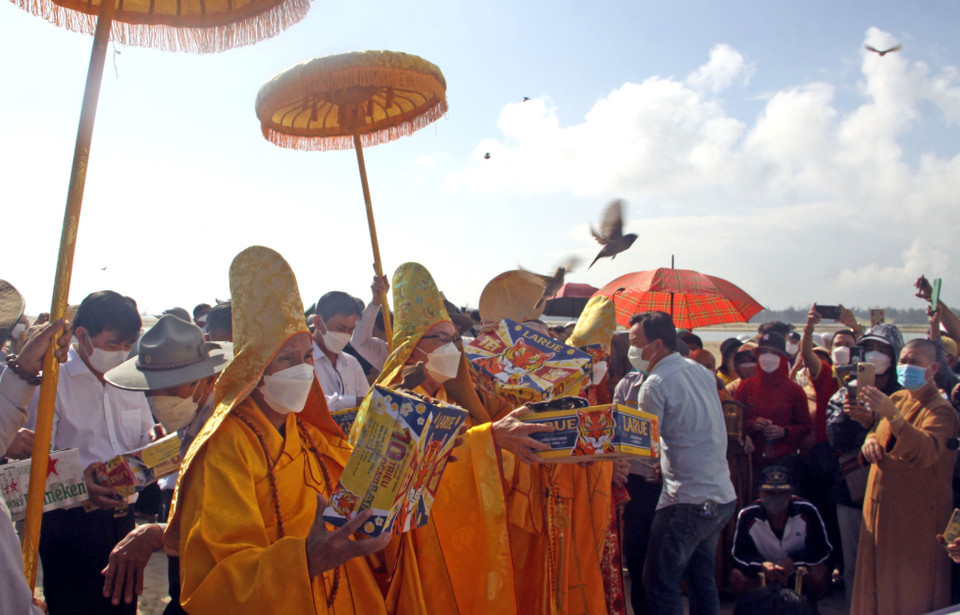 Các tăng ni, Phật tử cùng bà con nhân dân thả chim phóng sanh tại lễ tưởng niệm, cầu siêu cho các nạn nhân vụ chìm canô. (Ảnh: Trịnh Bang Nhiệm/TTXVN)