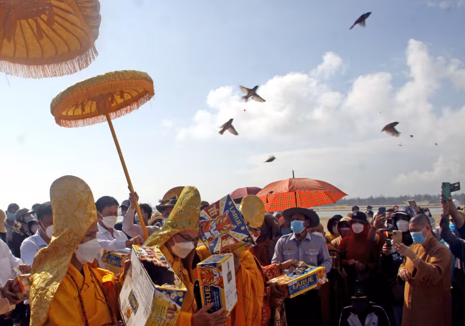 Các tăng ni, Phật tử cùng bà con nhân dân thả chim phóng sanh tại lễ tưởng niệm, cầu siêu cho các nạn nhân vụ chìm canô. (Ảnh: Trịnh Bang Nhiệm/TTXVN)