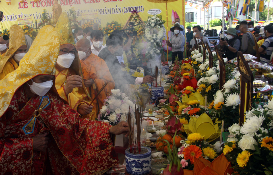 Các tăng ni, Phật tử cùng bà con nhân dân thắp hương tưởng niệm, cầu siêu cho các nạn nhân vụ chìm canô. (Ảnh: Trịnh Bang Nhiệm/TTXVN)