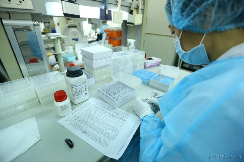 Chuẩn bị thiết bị trước khi phân lập. (Ảnh: Minh Quyết/TTXVN)