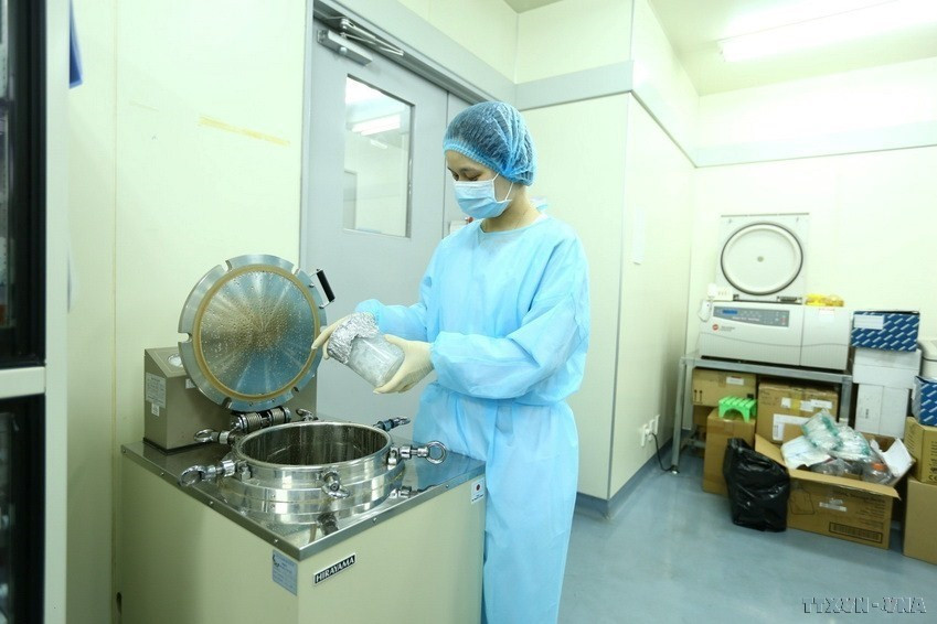 Nghiên cứu viên lấy mẫu chuẩn bị phân lập từ lò sấy tiệt trùng. (Ảnh: Minh Quyết/TTXVN)