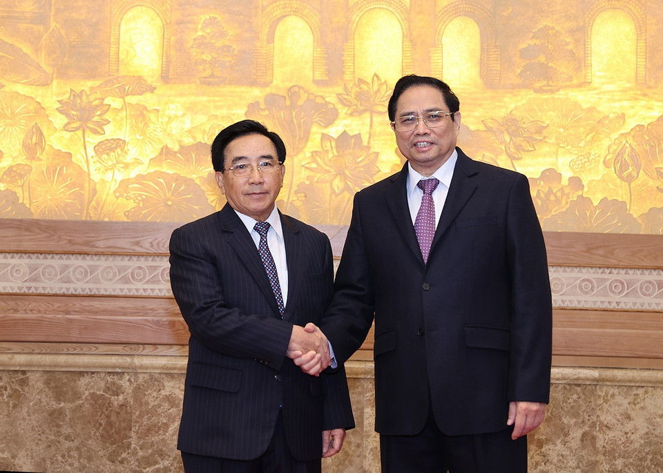 Thủ tướng Phạm Minh Chính và Thủ tướng Lào Phankham Viphavanh chụp ảnh chung. (Ảnh: Dương Giang/TTXVN)