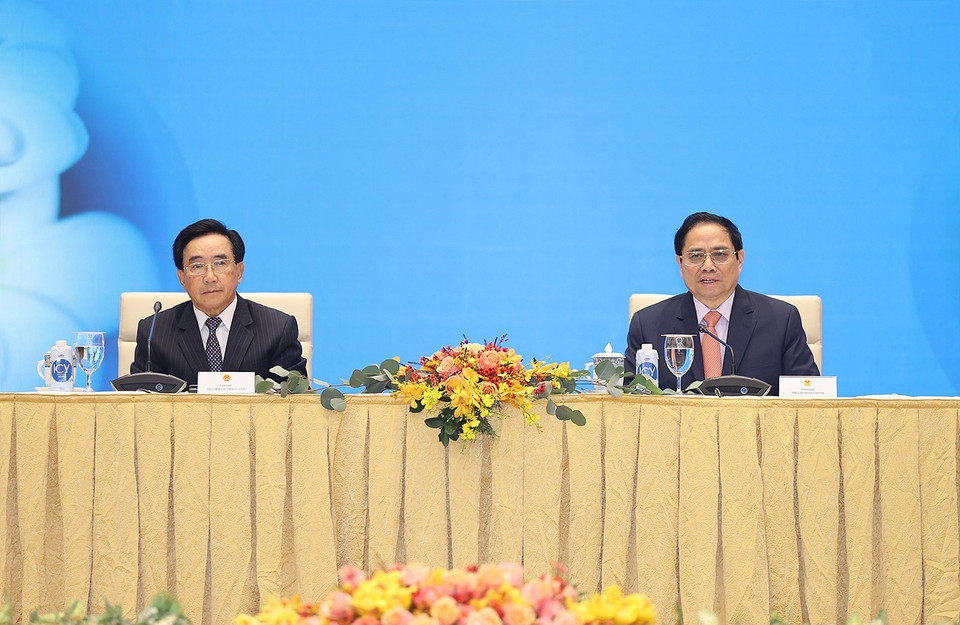 Hình ảnh Thủ tướng Phạm Minh Chính và Thủ tướng Lào Phankham Viphavanh tại buổi gặp gỡ doanh nghiệp hai nước. (Ảnh: Dương Giang/TTXVN)