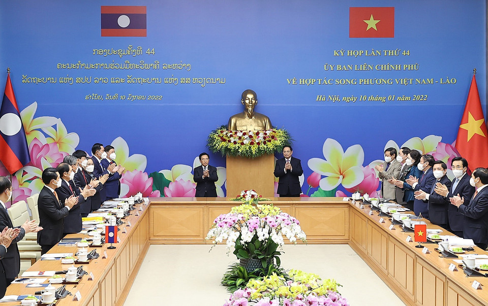 Thủ tướng Phạm Minh Chính và Thủ tướng Lào Phankham Viphavanh đồng chủ trì kỳ họp. (Ảnh: Dương Giang/TTXVN)