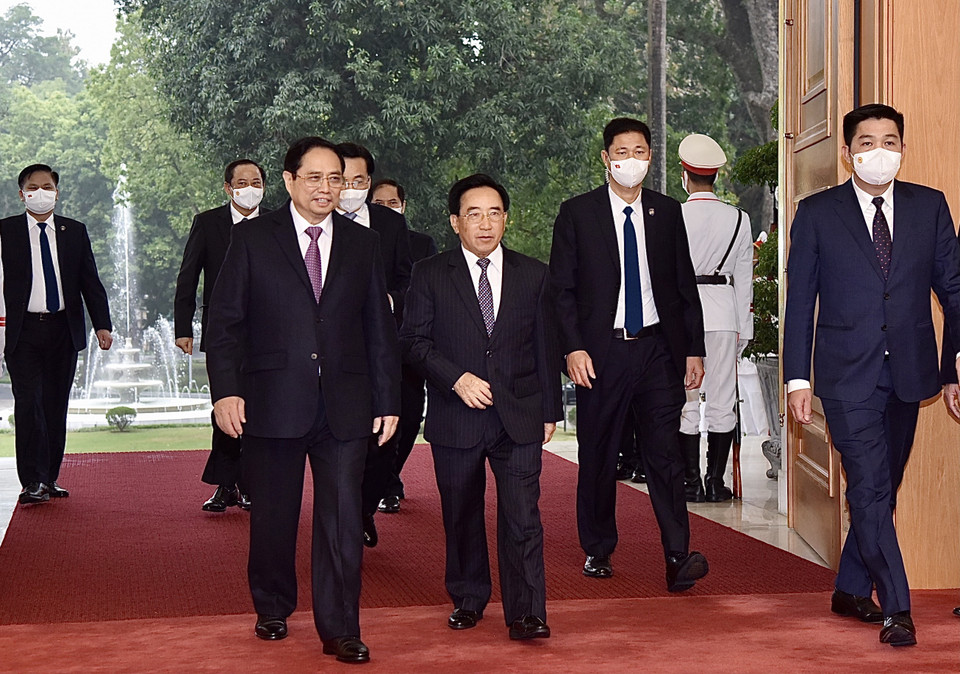 Thủ tướng Phạm Minh Chính đón Thủ tướng Lào Phankham Viphavanh đến dự kỳ họp lần thứ 44 Ủy ban liên Chính phủ Việt Nam-Lào. (Ảnh: Dương Giang/TTXVN)