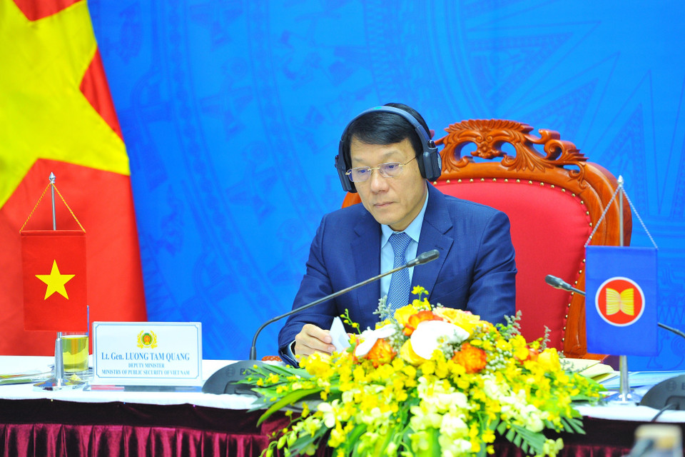 Trung tướng Lương Tam Quang, Thứ trưởng Bộ Công an tham dự cuộc họp tại điểm cầu Hà Nội. (Ảnh: Minh Đức/TTXVN)