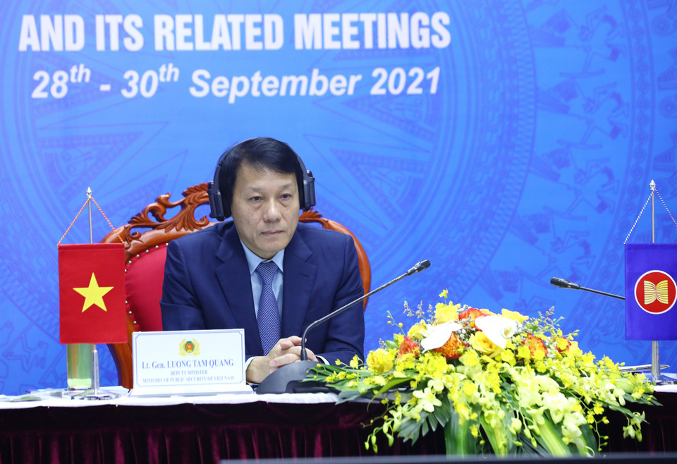 Trung tướng Lương Tam Quang, Thứ trưởng Bộ Công an Việt Nam tham dự cuộc họp tại điểm cầu Hà Nội. (Ảnh: Minh Đức/TTXVN)