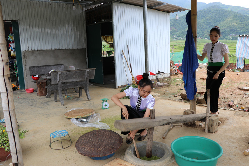 Để giã cốm nếp Tú Lệ cũng cần phải có kỹ thuật. Chân của người giã cốm phải thật đều, nhịp nhàng để lực chày giã không được mạnh quá và cũng không được nhẹ quá. (Ảnh: Tiến Khánh/TTXVN)